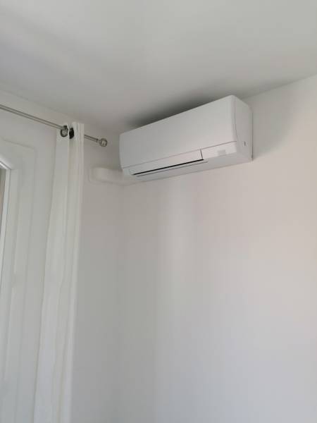 Unité intérieure bureau positionnée à droite de la porte fenêtre