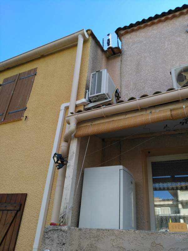 Liaisons sous goulotte vers unité extérieure