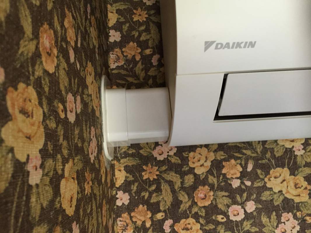 Détail d'installation goulotte Mural DAIKIN Rhone par Génération Confort