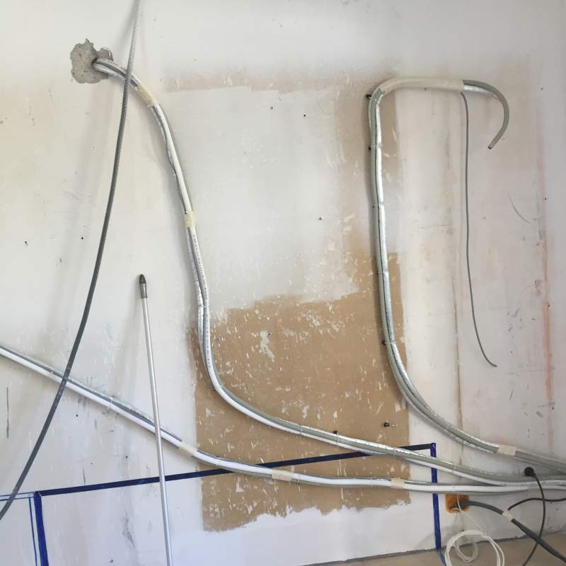 Passage tubes mur salon avant pose BA13