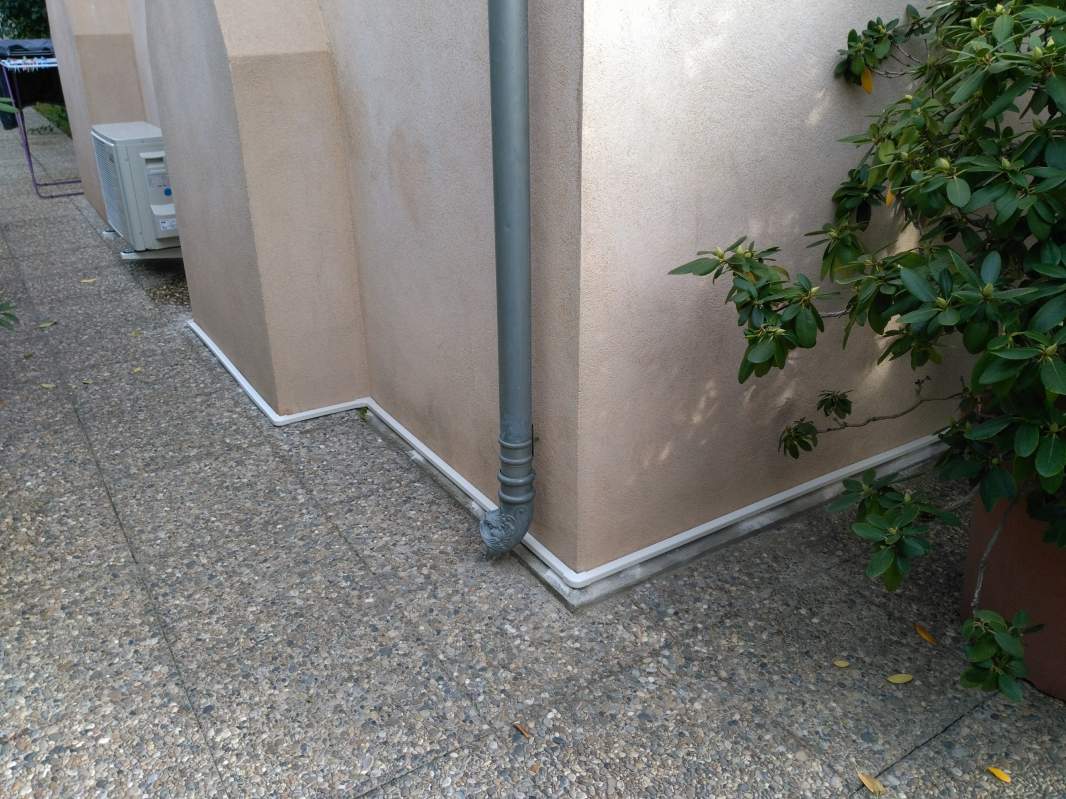 Groupe extérieur RXS 35 DAIKIN avec réseau goulotte