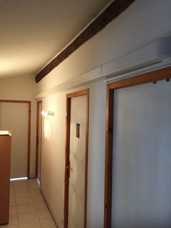 Goulotte pour liaisons frigorifiques dans le couloir