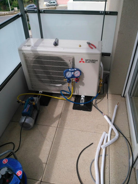 Tirage au vide de l'unité extérieur avant de mettre en route l'installation 13013 Rue Nicolas Copernic par Génération Confort