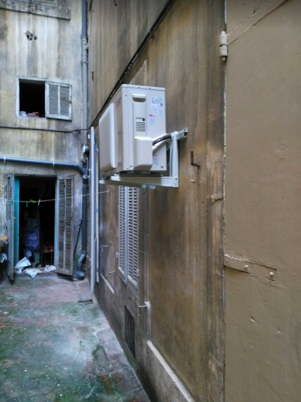 Unité extérieur pompe à chaleur air/air avec support mural rue des Forbins 13002 Marseille par Génération Confort