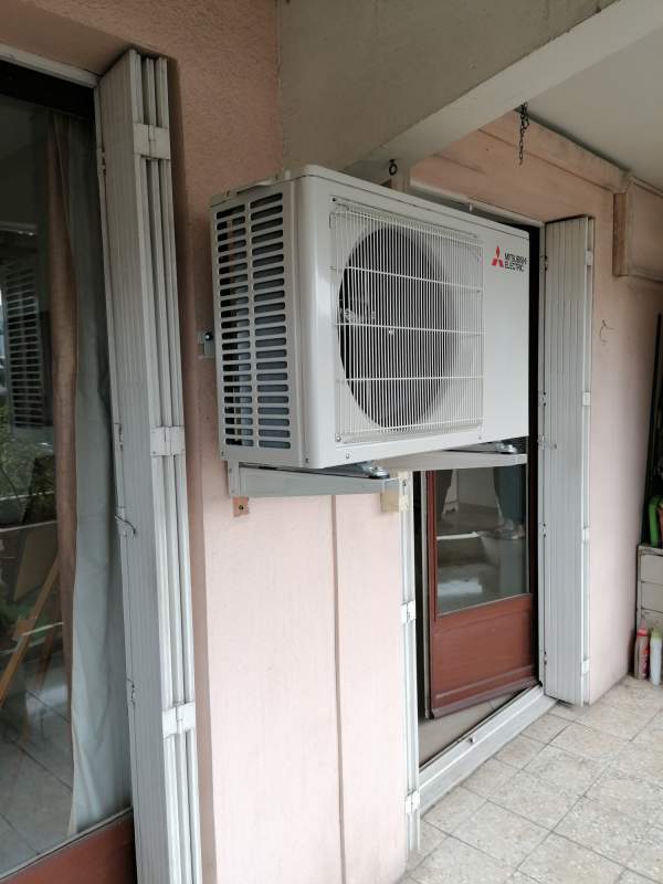 Pompe à chaleur Air/Air sur un support mural sur une terrasse d'appartement Avenue Hambourg 13008 Marseille par Génération Confort