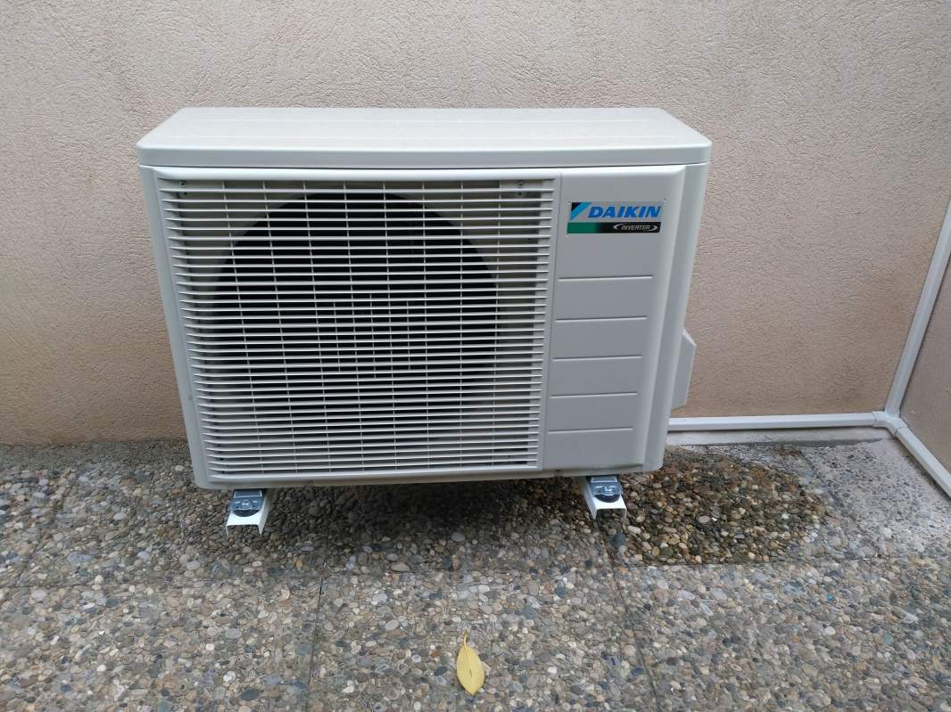 Groupe extérieur avec détail goulotte