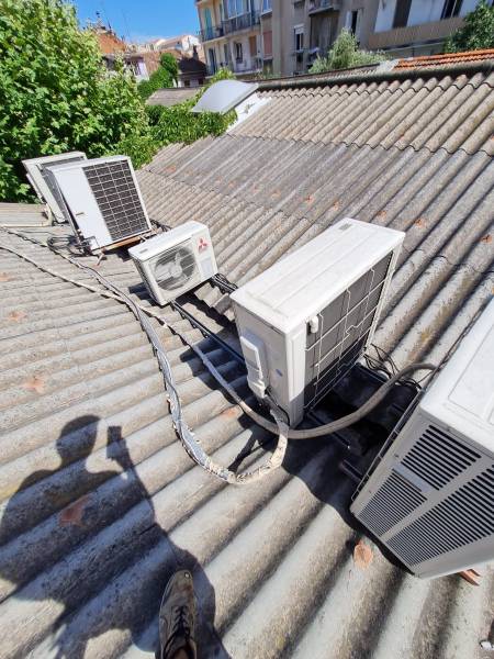 Installation de l'appareil extérieur sur le toit avec les autres appareils extérieurs