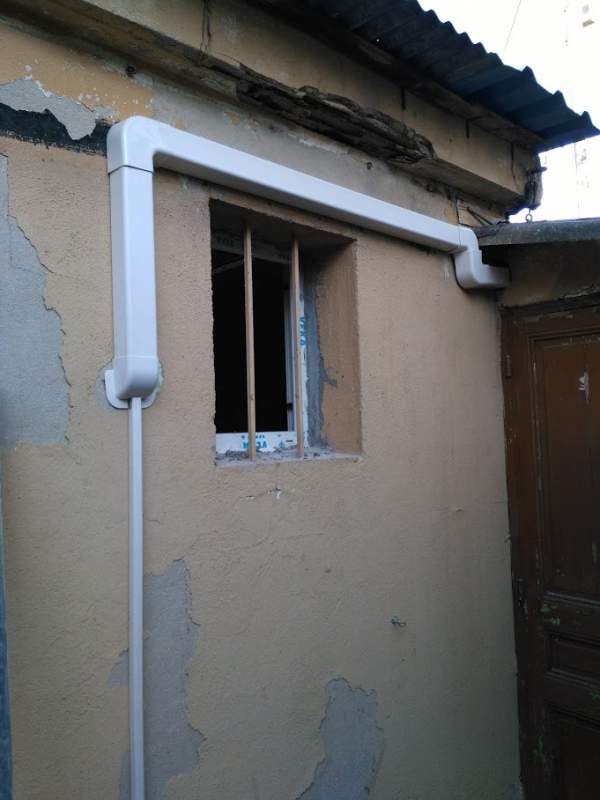 Goulotte avec liaisons frigorifiques, électriques