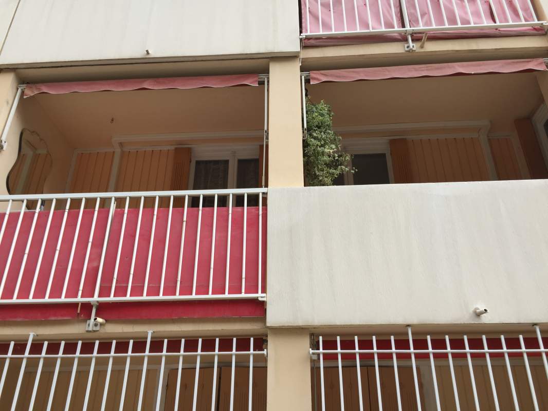 Vue goulotte sur balcon de l'extérieur