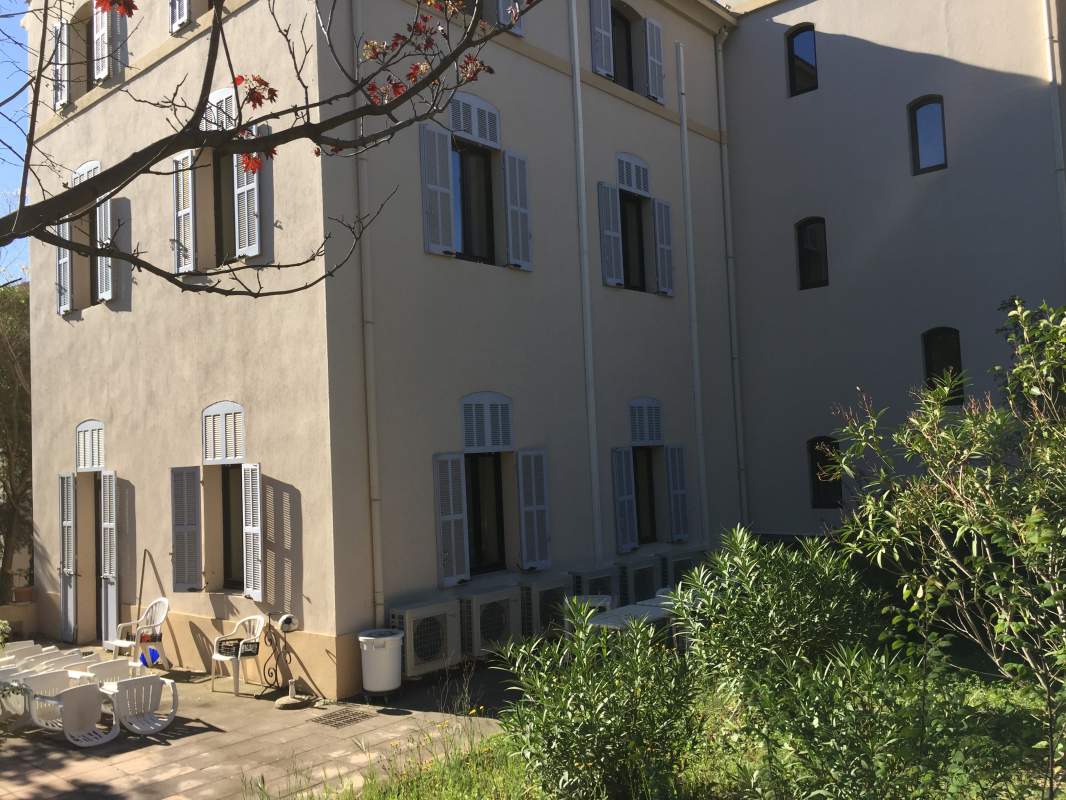 6 Groupes DAIKIN et goulottes en façade