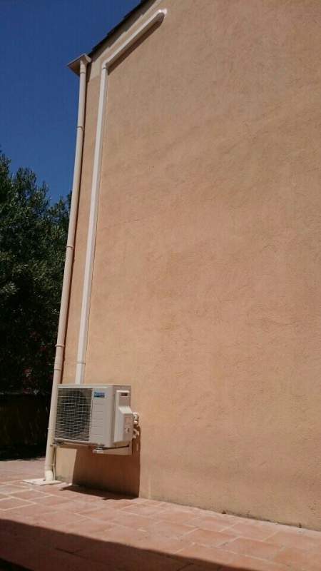 Groupe exterieur DAIKIN Multi Split avec goulottes depuis combles toiture