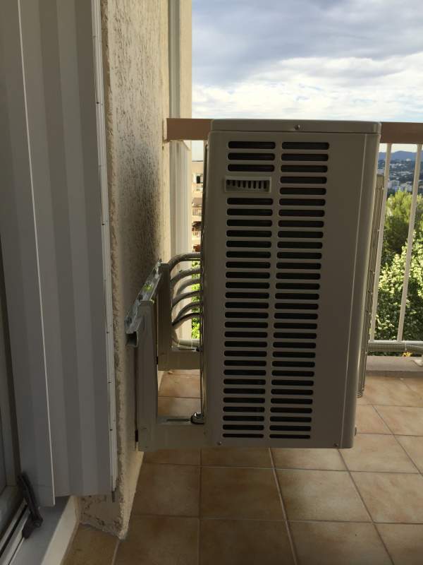 Vue de coté groupe extérieur 3 sorties La Valbarelle Marseille 13011 par Génération Confort