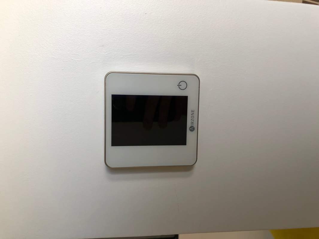 Thermostat Cablé BLUEFACE marque AIRZONE Marseille 13004 Avenue Maréchal Foch Génération Confort