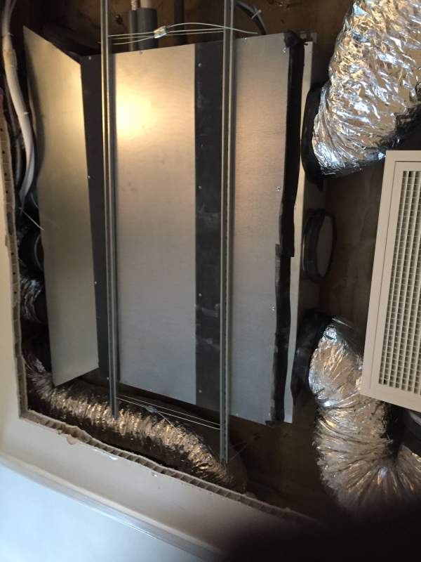 Vue plafond unité intérieure gainable entrée appartement par Génération Confort